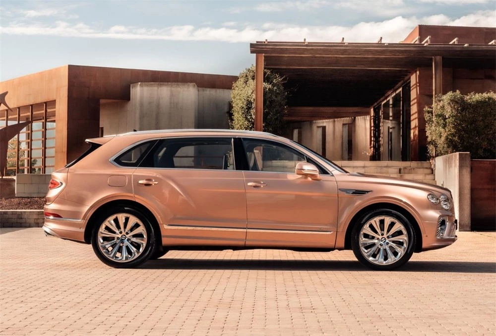 Bentley Bentayga EWB sở hữu chiều dài cơ sở tăng 180 mm so với bản thường