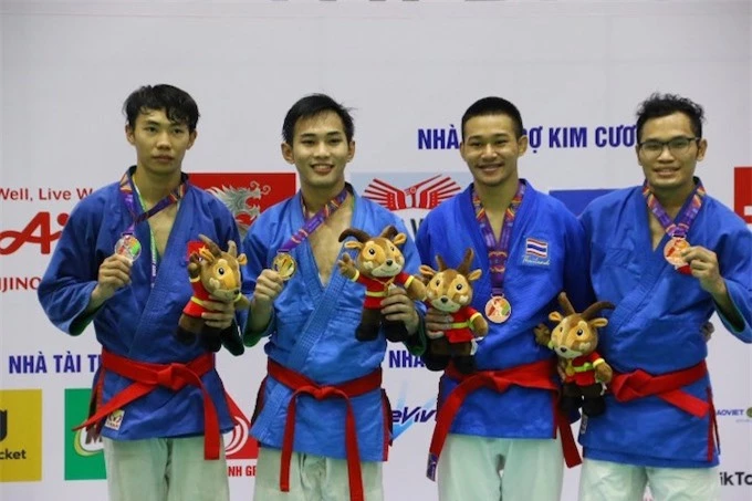 Các tuyển thủ giành huy chương ở hạng cân 60kg - Ảnh: Minh Tuấn