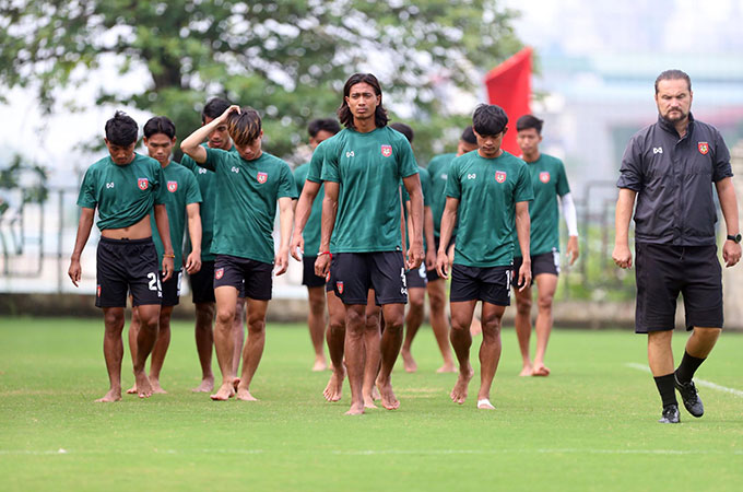 Đội hình chính U23 Myanmar tập luyện bằng chân đất trước ngày đấu U23 Việt Nam