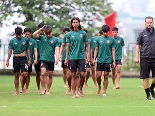 Đội hình chính U23 Myanmar tập luyện bằng chân đất trước ngày đấu U23 Việt Nam