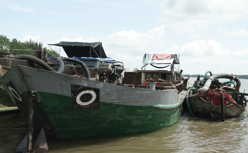 Bến Tre: Bắt 4 tàu bơm hút cát lậu trên sông Cổ Chiên 