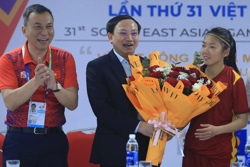 ĐT nữ Việt Nam được thưởng nóng 700 triệu đồng sau khi đánh bại Philippines