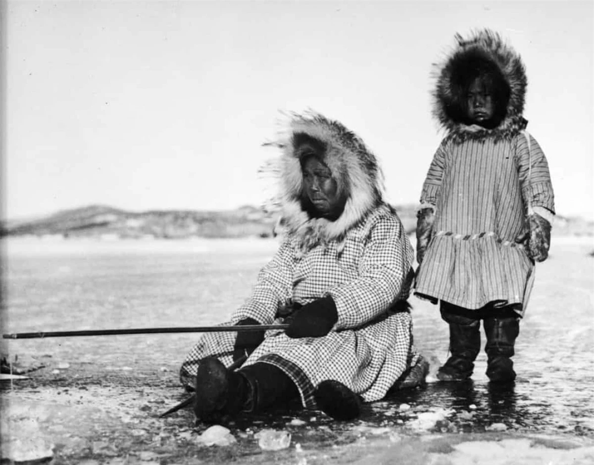 Hồ Anjikuni thuộc tỉnh Nunavut, Canada là khu vực xa xôi, hẻo lánh và lạnh giá nhất của Bắc Mỹ. Cạnh bờ hồ là bộ tộc người Inuit từ xa xưa đã lập nên một làng chài nhỏ. Vào năm 1930, người bẫy thú Joe Labelle đã đến ngôi làngbên hồ Anjikuni vàkhông tìm thấy gì ngoài những con chó kéo xe đã chết và không có bất kỳ một ai.Cả ngôi làng với rất đông đàn ông, phụ nữ và trẻ em bỗng dưng biến mất. Sự kiện lạ lùng này tới nay vẫn được coi là một trong những bí ẩn lâu đời nhất chưa có lời giải đáp của Canada.