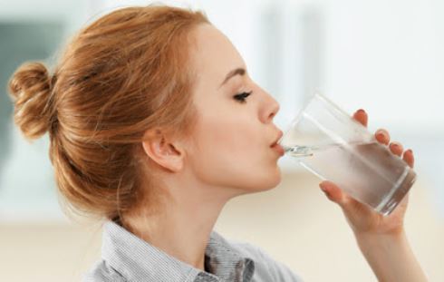 7 lợi ích của uống nước khi đói