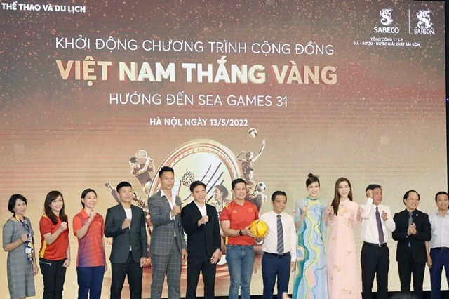 Lãnh đạo Bộ VHTTDL, lãnh đạo SABECO cùng với đại diện các nghệ sĩ, vận động viên ủng hộ chương trình cộng đồng "Việt Nam Thắng Vàng"