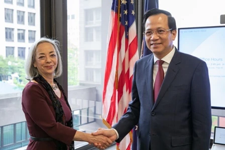 Bộ trưởng Bộ Lao động - Thương binh và Xã hội Việt Nam Đào Ngọc Dung với Lãnh đạo phụ trách các vấn đề lao động quốc tế của Bộ Lao động Hoa Kỳ, bà Thea Lee.