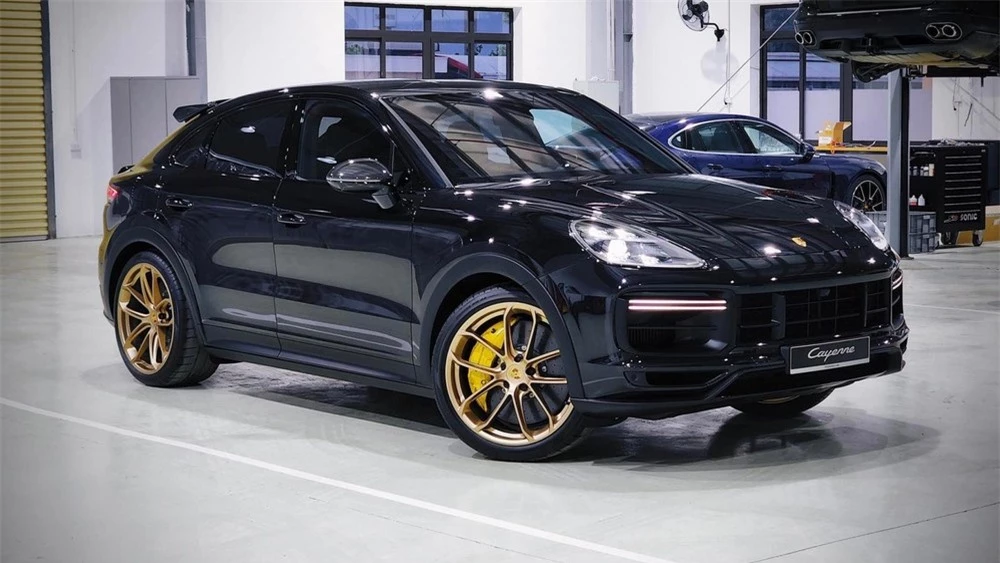 Đây là 1 trong 3 chiếc xe Porsche Cayenne Turbo GT 2022 đang có mặt tại dải đất hình chữ S