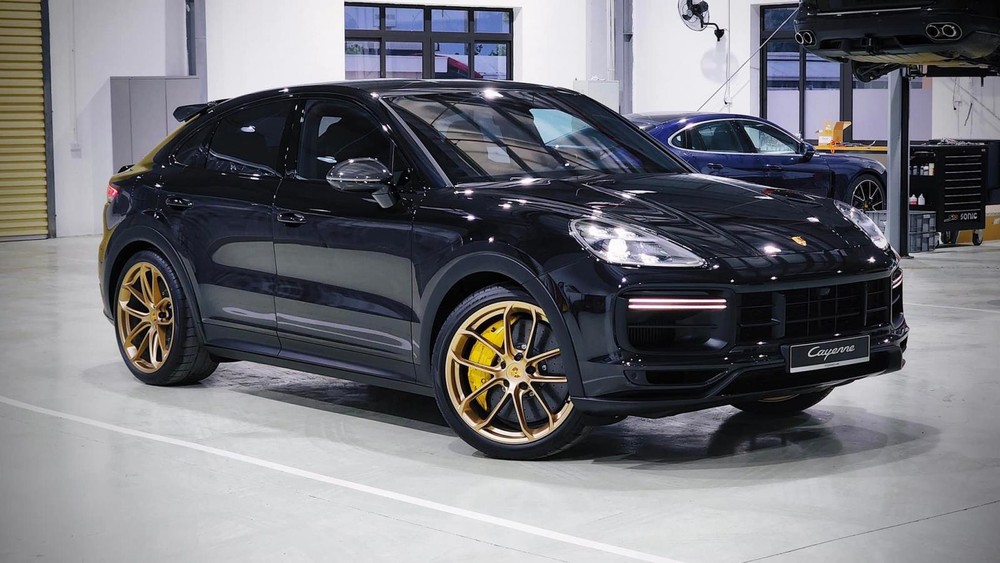 Doanh nhân Nam Định tậu Porsche Cayenne Turbo GT 2022 có giá từ 12,25 tỷ đồng