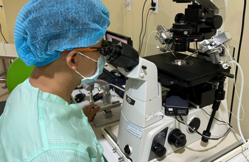 Lần đầu tiên chữa vô sinh cho 2 người đàn ông không có tinh trùng