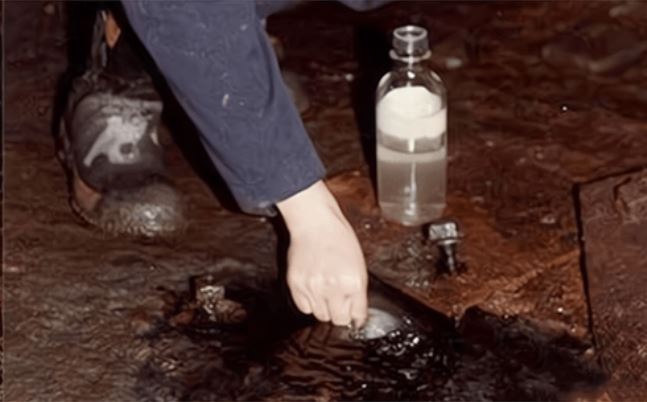 Chuyên gia Canada kể chuyện "liều" uống nước cổ có tuổi đời 2,64 tỷ năm: Vị rất kỳ lạ!