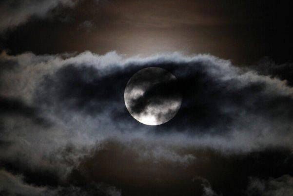 Mặt trăng biến mất do... núi lửa phun