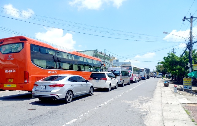 Quốc lộ 1A đoạn qua TP Cà Mau bị ùn tắc do container gặp sự cố