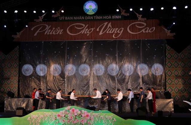 Khai mạc Phiên chợ vùng cao Hòa Bình 2022