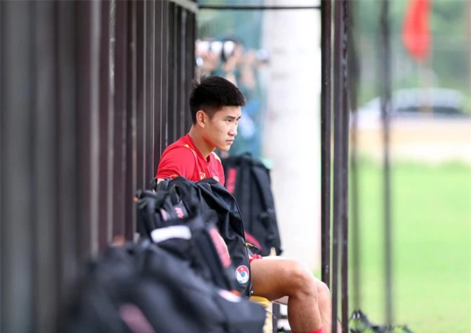 Nhâm Mạnh Dũng là cầu thủ duy nhất của U23 Việt Nam không vào sân tập. Tiền đạo của Viettel bị căng cơ đùi sau trận đấu chơi năng nổ và thể hiện cực hay