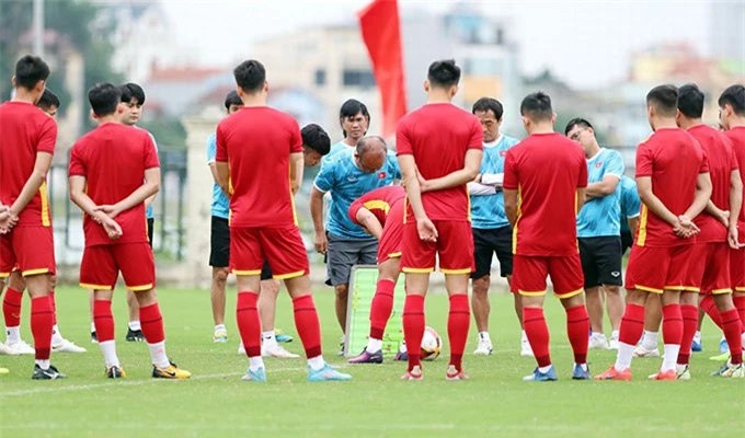Dù có 3 điểm quan trọng trước U23 Myanmar, đặt một chân vào bán kết nhưng ông Park không hài lòng về màn thể hiện của các học trò. Trước khi buổi tập trưa ngày 14/5 diễn ra, ông thầy Hàn Quốc đã dành nhiều thời gian để trò chuyện, rút kinh nghiệm cùng các học trò 
