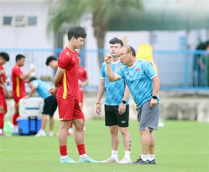 Hoàng Đức cũng được ông Park gọi riêng ra để trao đổi. Tiền vệ 24 tuổi tiếp tục là linh hôn nơi tuyến giữa của U23 Việt Nam trong trận gặp U23 Myanmar 