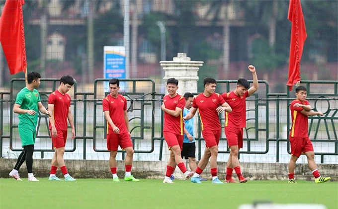 Nhóm các cầu thủ đá chính tỏ ra khá thoải mái, vui thẻ đi bộ thả lỏng quanh sân phụ Việt Trì 