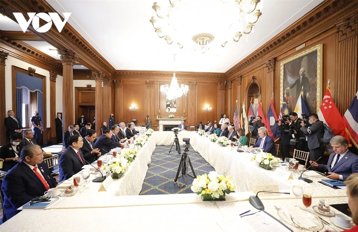 Thủ tướng Chính phủ Phạm Minh Chính cùng lãnh đạo các nước ASEAN ăn trưa làm việc với đại diện lãnh đạo quốc hội Hoa Kỳ