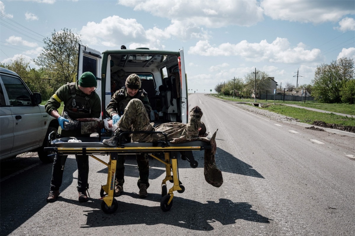 Một binh sỹ Ukraine bị thương gần Lysychansk. Ảnh: AFP