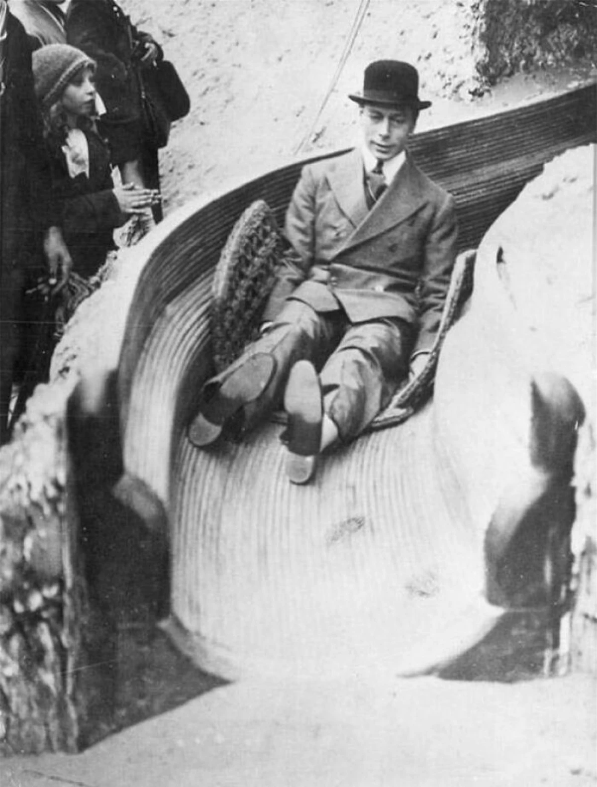 Vua George VI chơi trượt cầu trượt vào năm 1925.