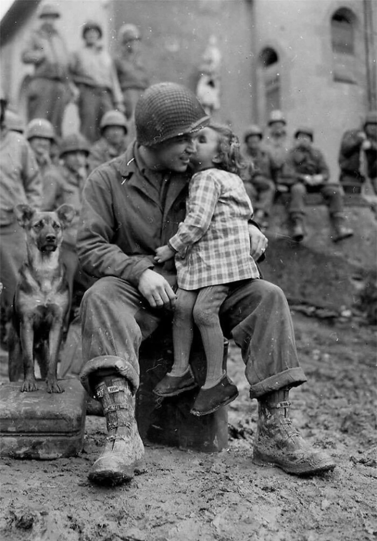 Một cô bé người Pháp tặng cho một người lính Mỹ một nụ hôn trong ngày Valentine năm 1945.