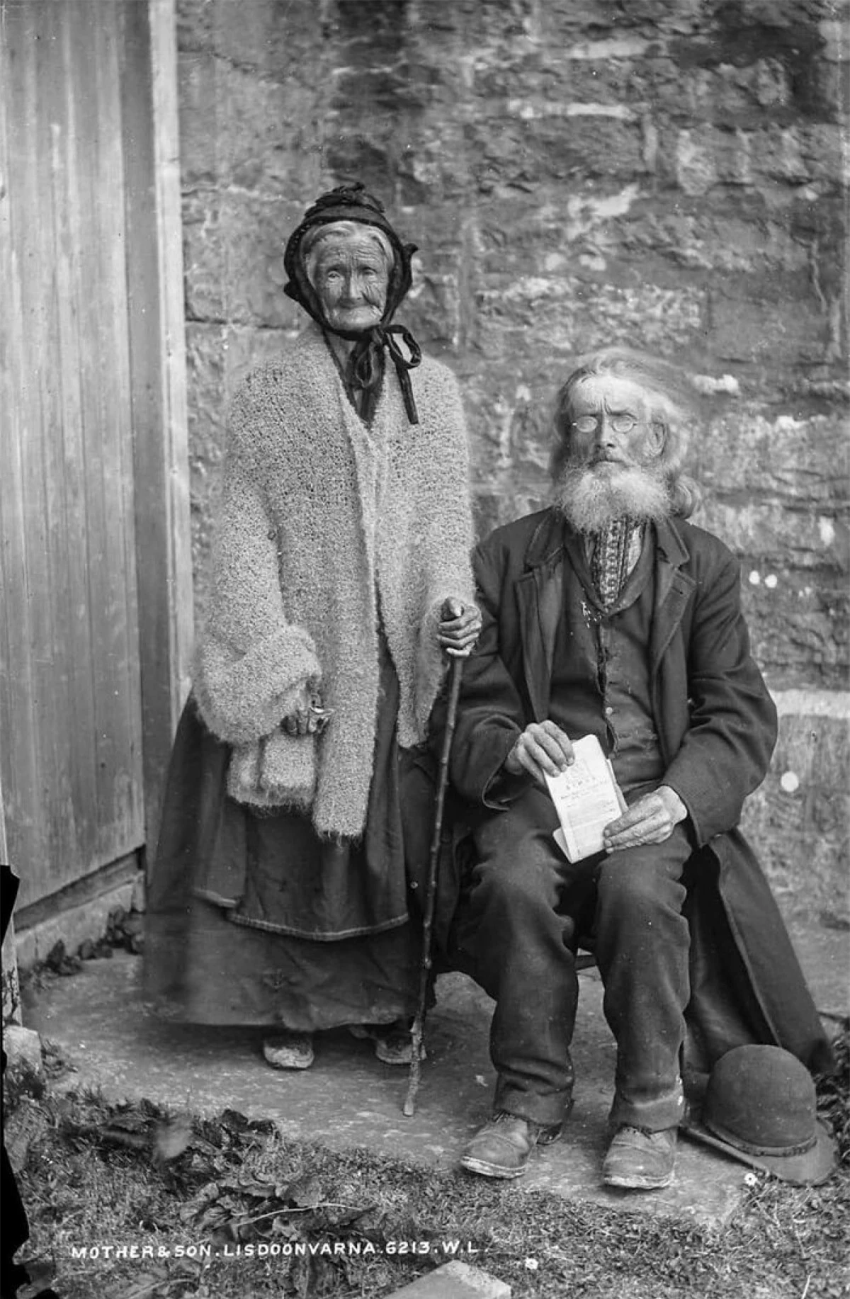 Bức ảnh "Mẹ và con trai" được chụp ở Ireland năm 1890.