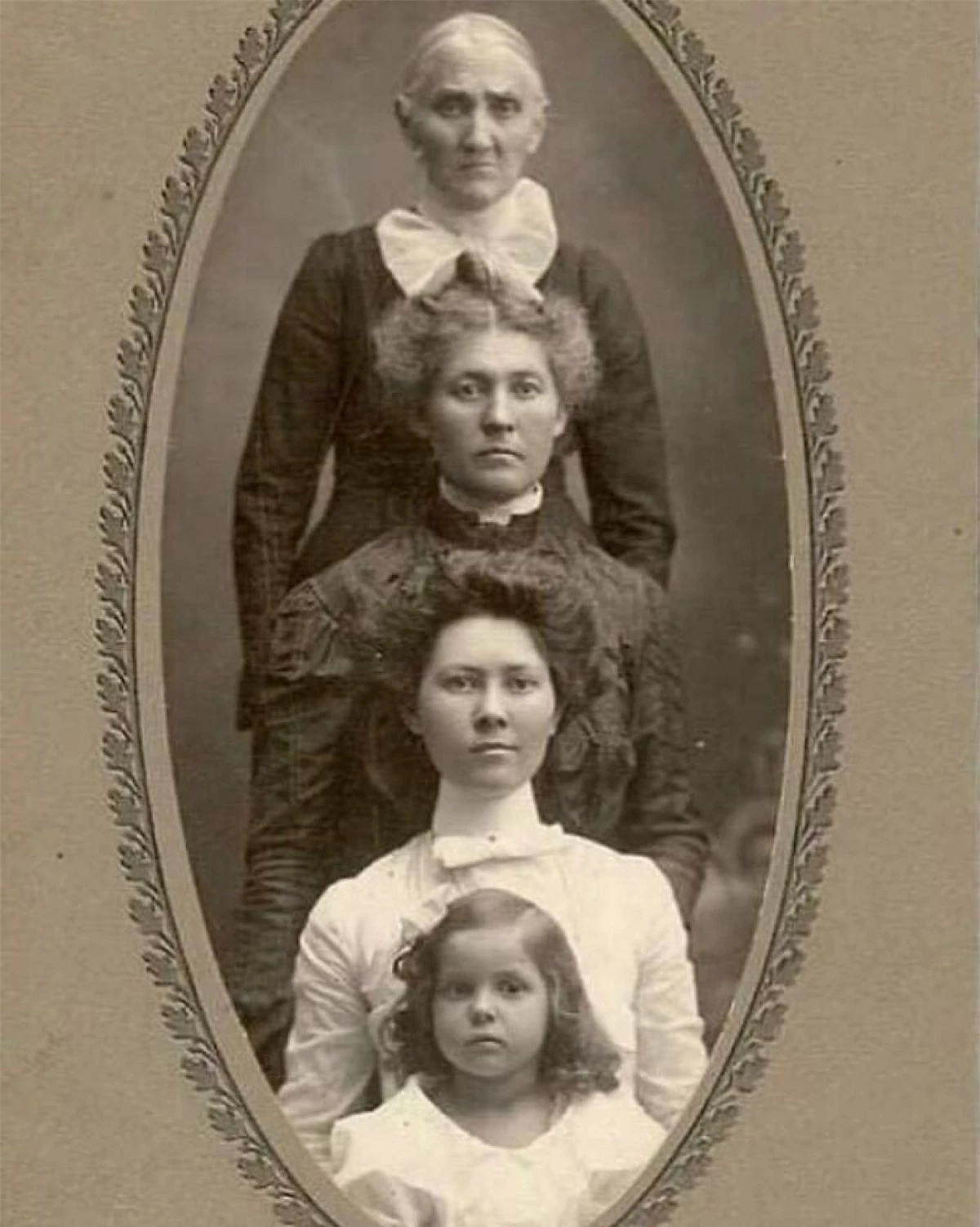 4 thế hệ. Bức ảnh được chụp vào khoảng năm 1905.