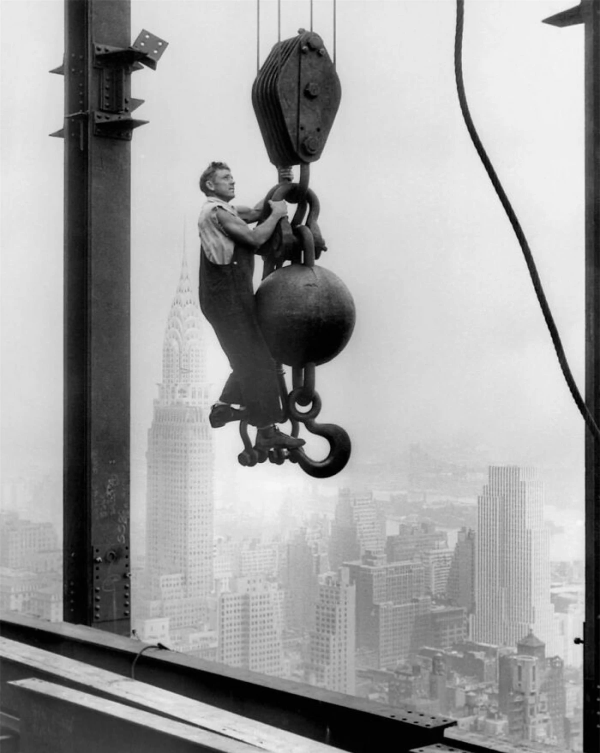 Một công nhân xây dựng treo mình trên một chiếc cần cẩu ở thành phố New York năm 1930.