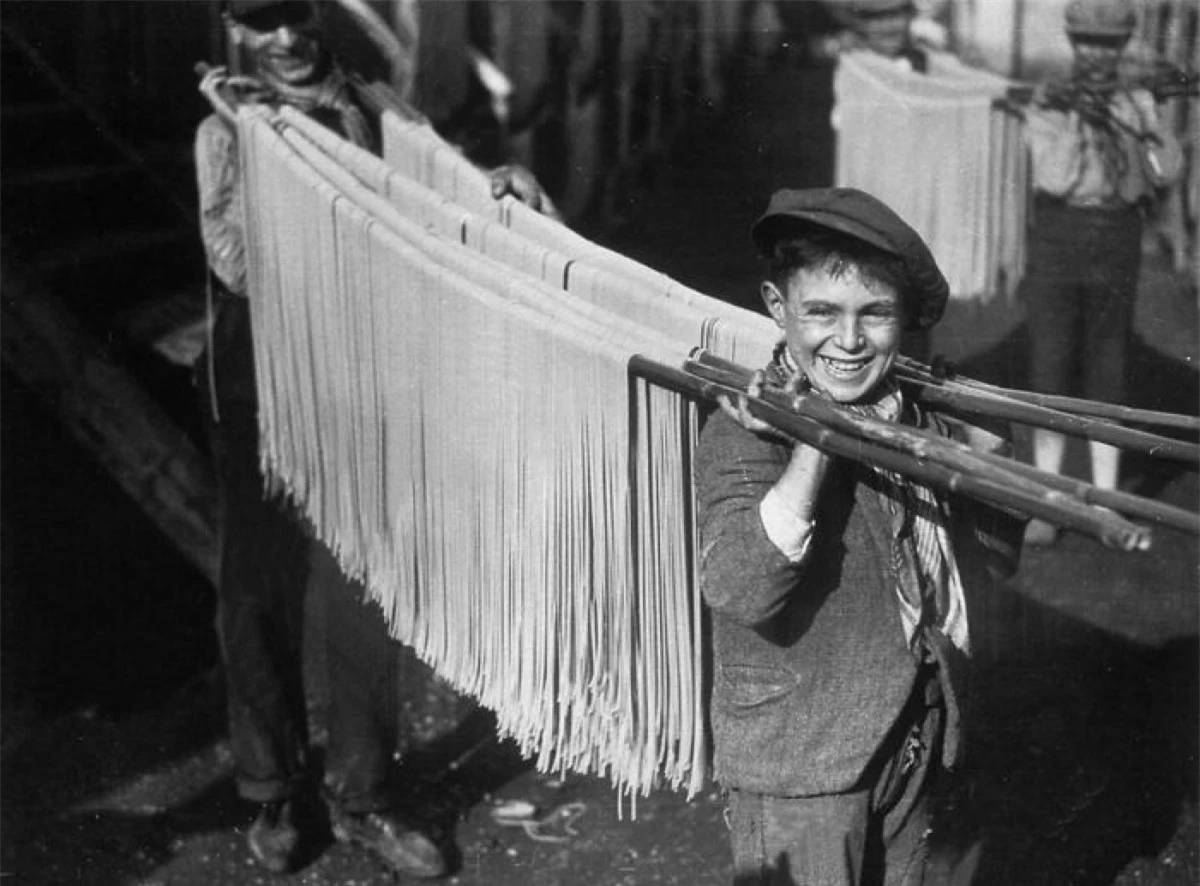 Phơi khô pasta ở Italy năm 1929.