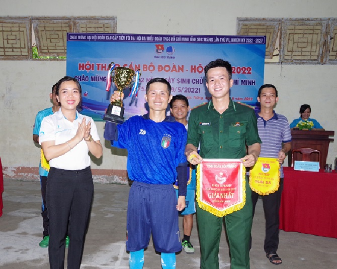  Ban tổ chức trao giải nhất môn bóng đá nam cho đơn vị Đoàn Thanh niên Bộ đội Biên phòng Sóc Trăng.