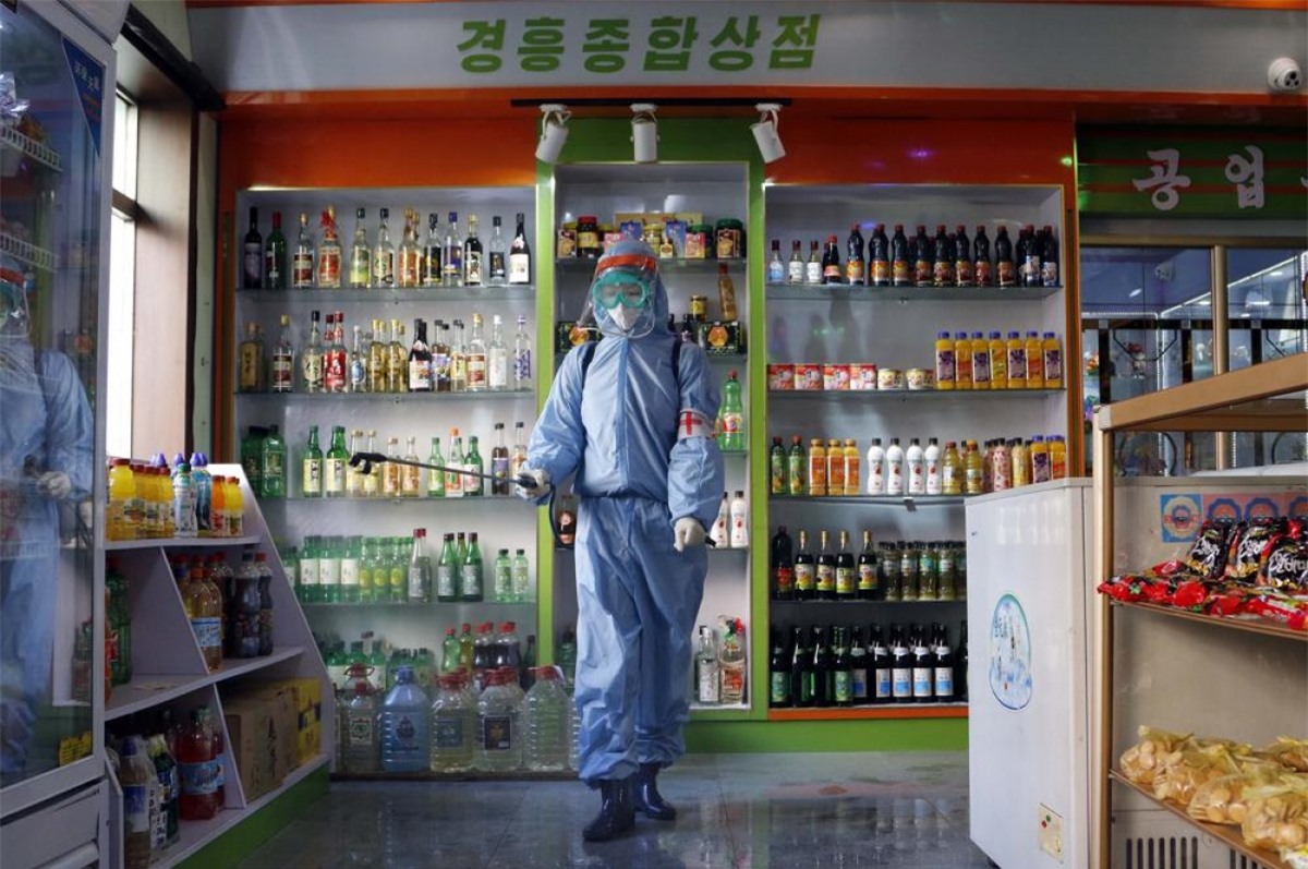 Nhân viên phun khử khuẩn một cửa hàng thực phẩm, đồ uống ở Triều Tiên. Ảnh: AP