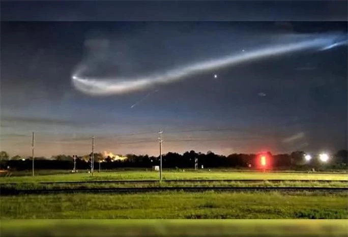“UFO” hình con sứa rơi ra từ tên lửa, bay ngang bầu trời nước Mỹ - Ảnh 1.