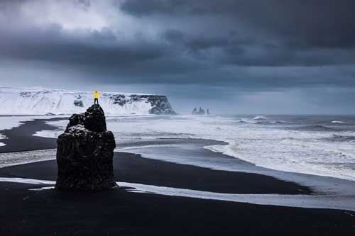 Ngỡ ngàng trước những bãi biển cát đen huyền bí trên thế giới