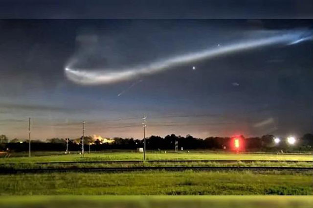 “UFO” hình con sứa rơi ra từ tên lửa, bay ngang bầu trời nước Mỹ