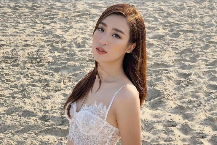 Hoa hậu Đỗ Mỹ Linh diện croptop ren, khoe vòng 1 lấp ló cùng eo thon trắng ngần