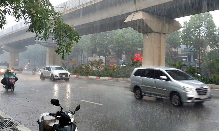 Dự báo thời tiết ngày 15/5/2022: Hà Nội mưa to và rải rác có dông