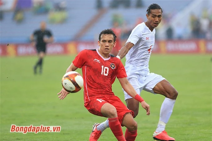 U23 Myanmar (trắng) thất bại trước U23 Indonesia - Ảnh: Đức Cường