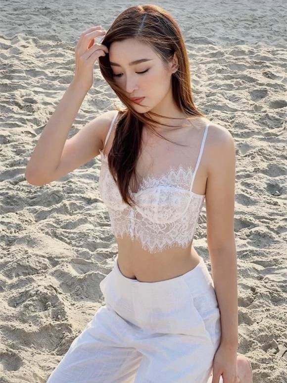 Hoa hậu Đỗ Mỹ Linh diện croptop ren, khoe vòng 1 lấp ló cùng eo thon trắng ngần