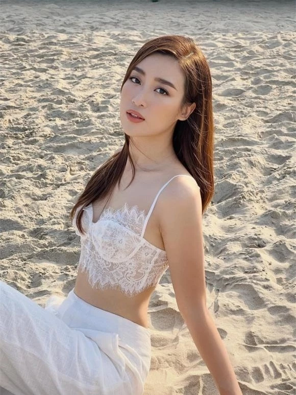 Hoa hậu Đỗ Mỹ Linh diện croptop ren, khoe vòng 1 lấp ló cùng eo thon trắng ngần