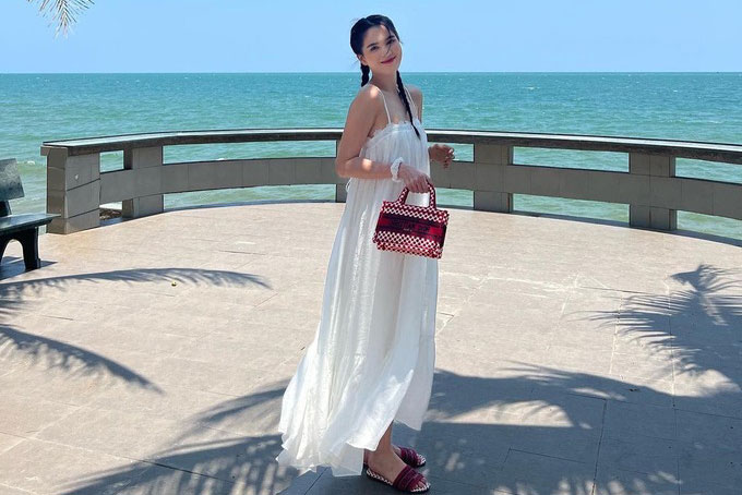 Học sao Việt cách phối đồ đi biển đẹp "nhức mắt"