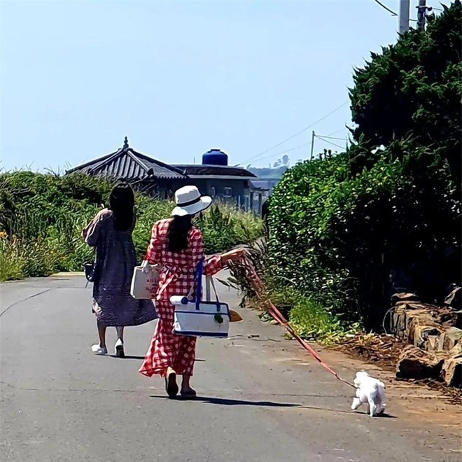 Ảnh Son Ye Jin và Hyun Bin du lịch đảo Jeju cuối cùng đã được hé lộ, chồng chụp vội sắc vóc xuất chúng của bà xã nữ thần - Ảnh 2.