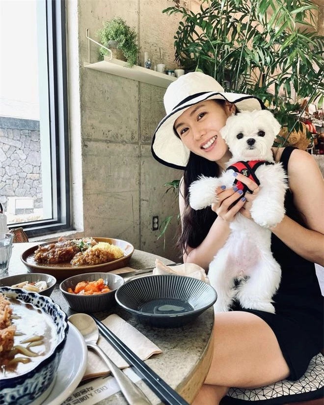 Ảnh Son Ye Jin và Hyun Bin du lịch đảo Jeju cuối cùng đã được hé lộ, chồng chụp vội sắc vóc xuất chúng của bà xã nữ thần - Ảnh 4.