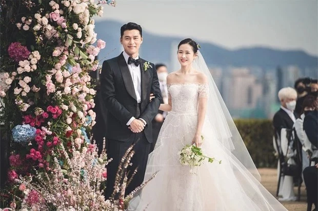 Ảnh Son Ye Jin và Hyun Bin du lịch đảo Jeju cuối cùng đã được hé lộ, chồng chụp vội sắc vóc xuất chúng của bà xã nữ thần - Ảnh 7.