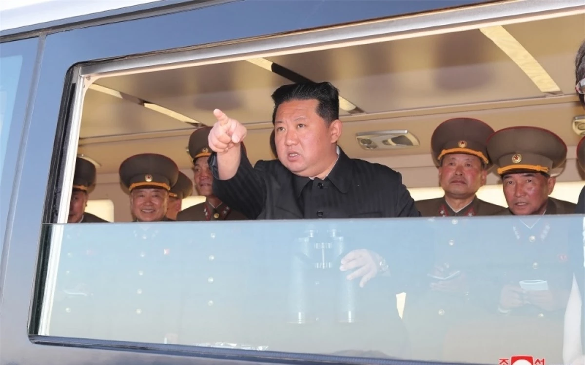 Ông Kim Jong Un chỉ đạo quân đội Triều Tiên. Ảnh: KCNA.