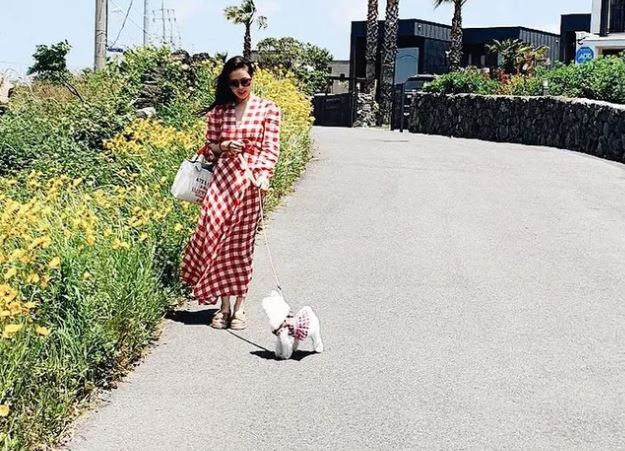 Ảnh Son Ye Jin và Hyun Bin du lịch đảo Jeju cuối cùng đã được hé lộ, chồng chụp vội sắc vóc xuất chúng của bà xã nữ thần