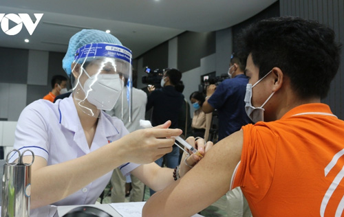 Gần 100% người dân từ 18 tuổi trở lên ở Hà Nội đã tiêm 3 mũi vaccine COVID-19