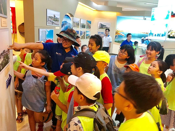 Các em học sinh háo hức khi đến tham quan Bảo tàng Đà Nẵng