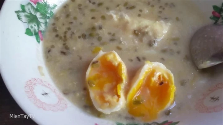 Chè đậu xanh ăn kèm với trứng vịt: Món nửa ngọt nửa mặn chỉ có ở miền Tây - 3
