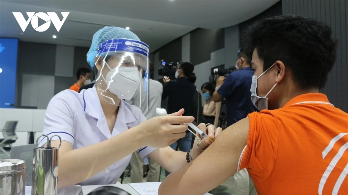 Gần 100% người dân từ 18 tuổi trở lên ở Hà Nội đã tiêm 3 mũi vaccine.