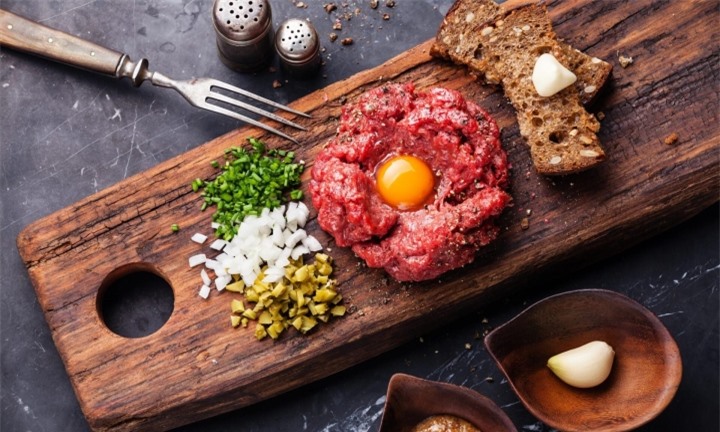 Món thịt bò sống 100%, được mệnh danh là đặc sản tinh tế bậc nhất của nước Pháp - 2